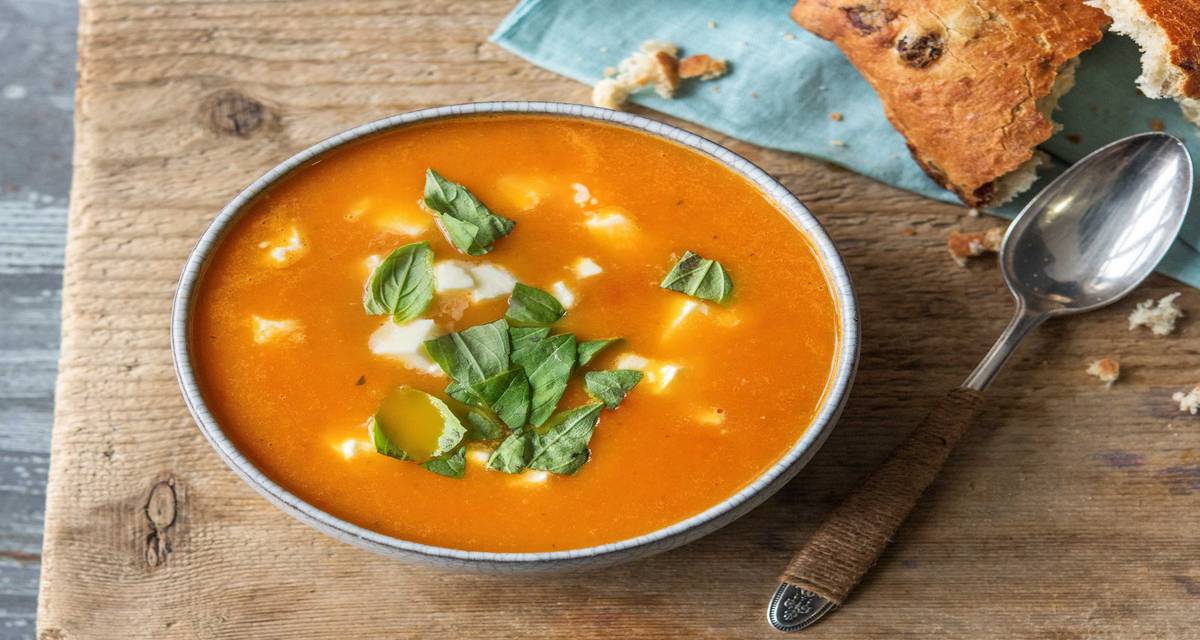 Soupe à la carotte et à la tomate à l’italienne Avec l’onctuosité de la mozzarelle de bufflonne et le sucré du pain aux raisins et aux noix