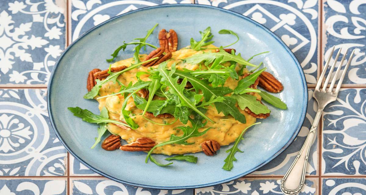 Purée colorée au panais et aux noix de pécan Au romarin, à la roquette et aux patates douces