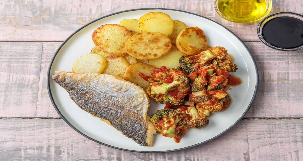 Filet de daurade aux tranches de pommes de terre poêlées Avec des tranches de pommes de terre poêlées