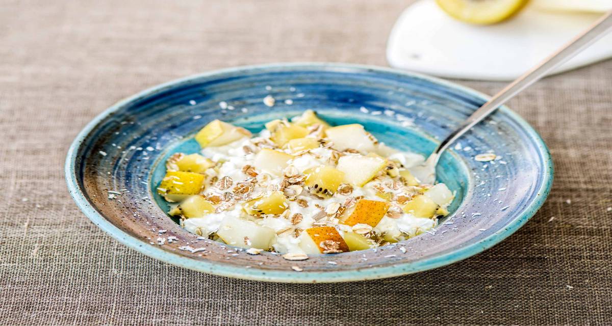 Fromage blanc demi-écrémé au kiwi, à la poire et au granola à la coco