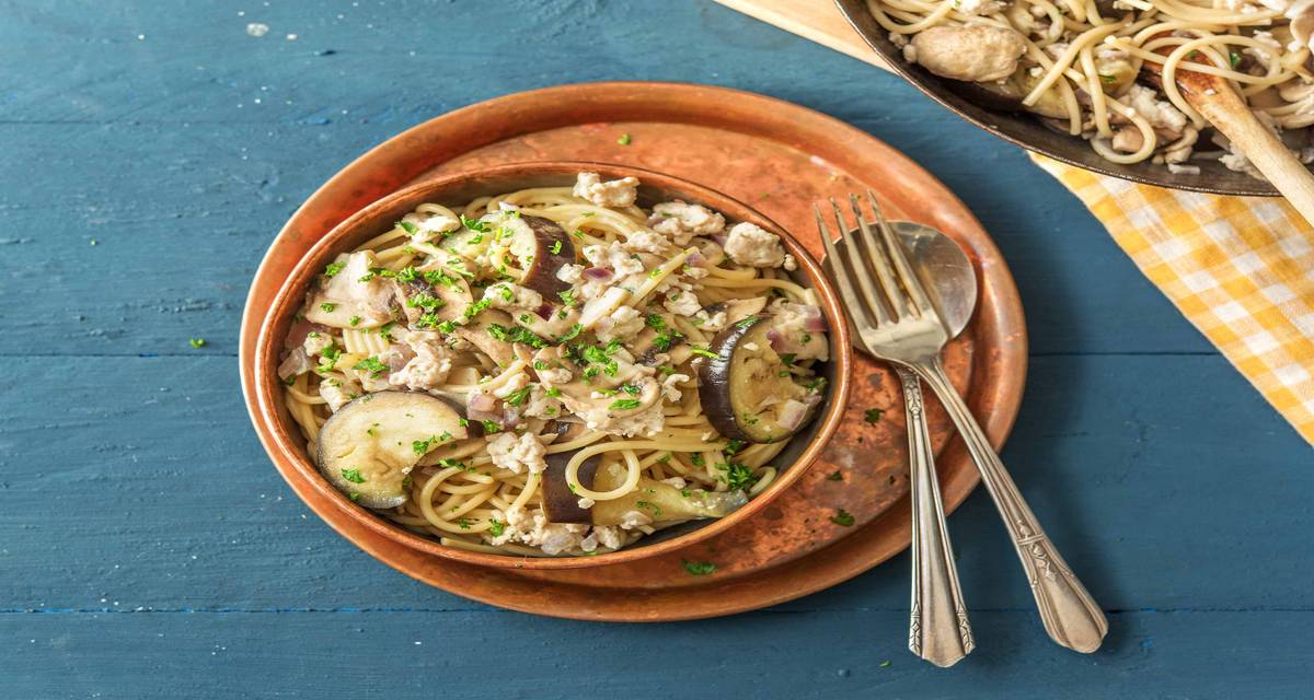 Spaghetti crémeux au haché de poulet, à l’aubergine et aux champignons Au persil frisé frais