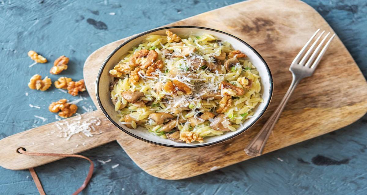 Risotto d’orzo aux champignons, noix et grana padano Les jeunes oignons viennent relever l’ensemble