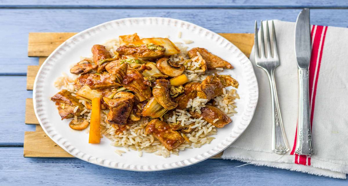 Émincé de porc, riz, légumes et sauce aigre-douce Parfumé à la cardamome
