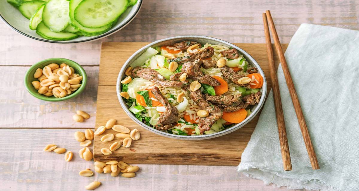 Émincé de bœuf épicé, nasi au pak-choï et concombre Aux cacahuètes et à la carotte