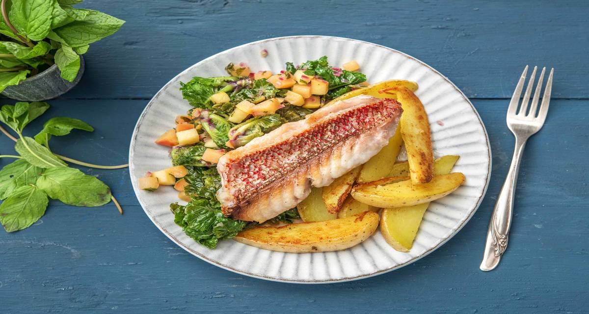 Filet de sébaste, salade à la pomme et au kalette, grenailles Avec une vinaigrette à la moutarde et à la menthe