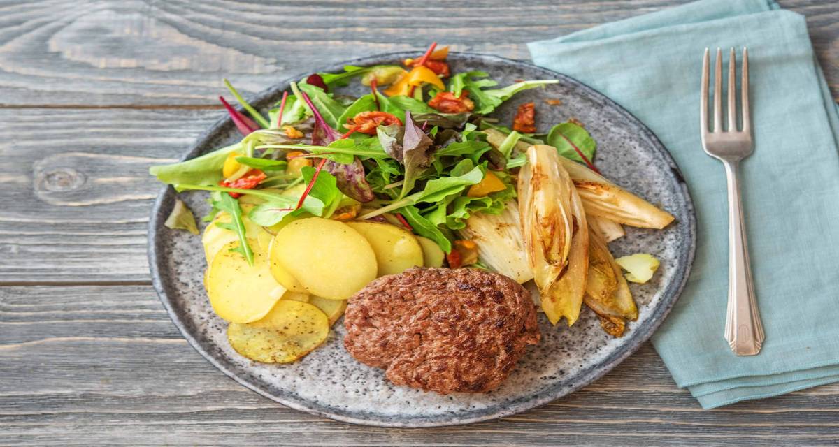Tartare de bœuf aux chicons caramélisés, grenailles et salade fraîche Accompagné de tomates jaunes et rouges semi-séchées
