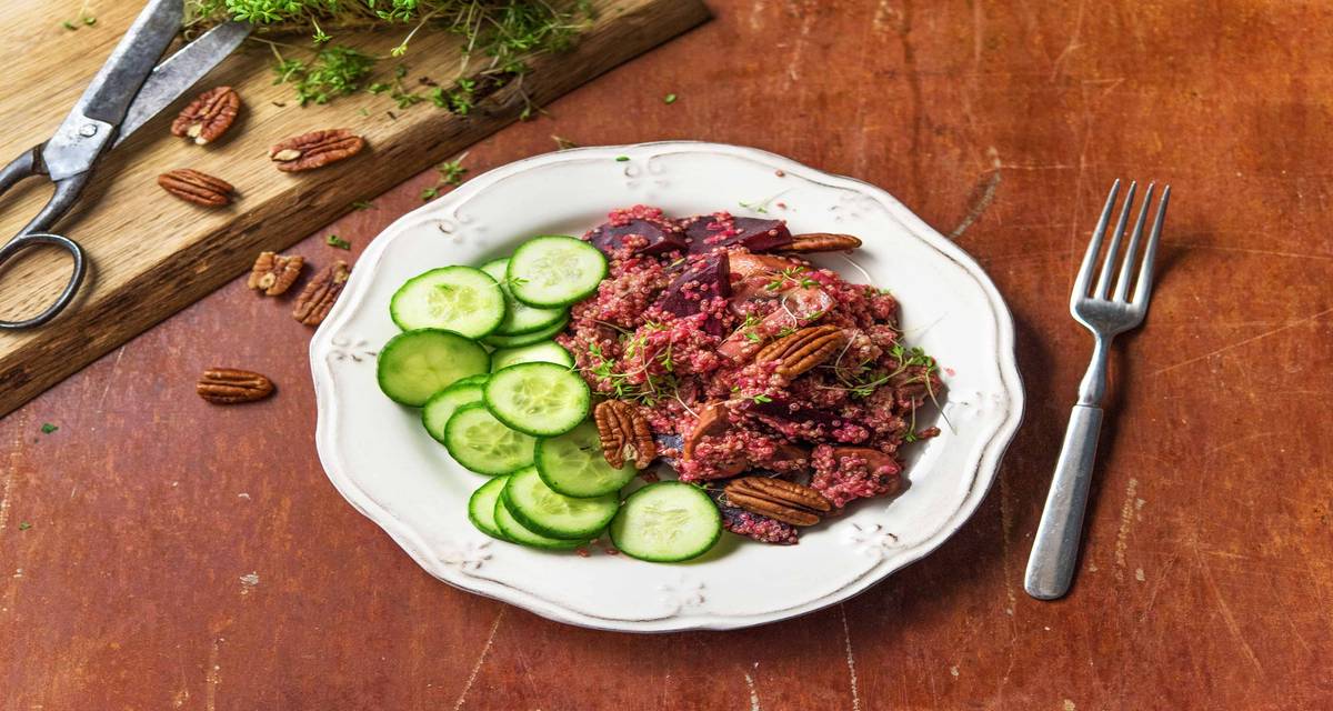 Quinoa aux betteraves rouges, concombre et noix de pécan Avec le piquant du cresson