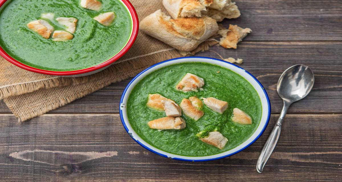 Soupe d’épinards et de brocolis, filet de poulet et ricotta Accompagnée d’une ciabatta grise