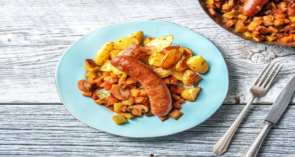 Saucisse de boeuf avec grenailles et potée de légumes À la tapenade de tomates