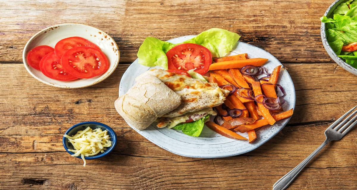 Filet de poulet accompagné de cheddar et de patates douces cuites au four ur une délicieuse ciabatta chaude