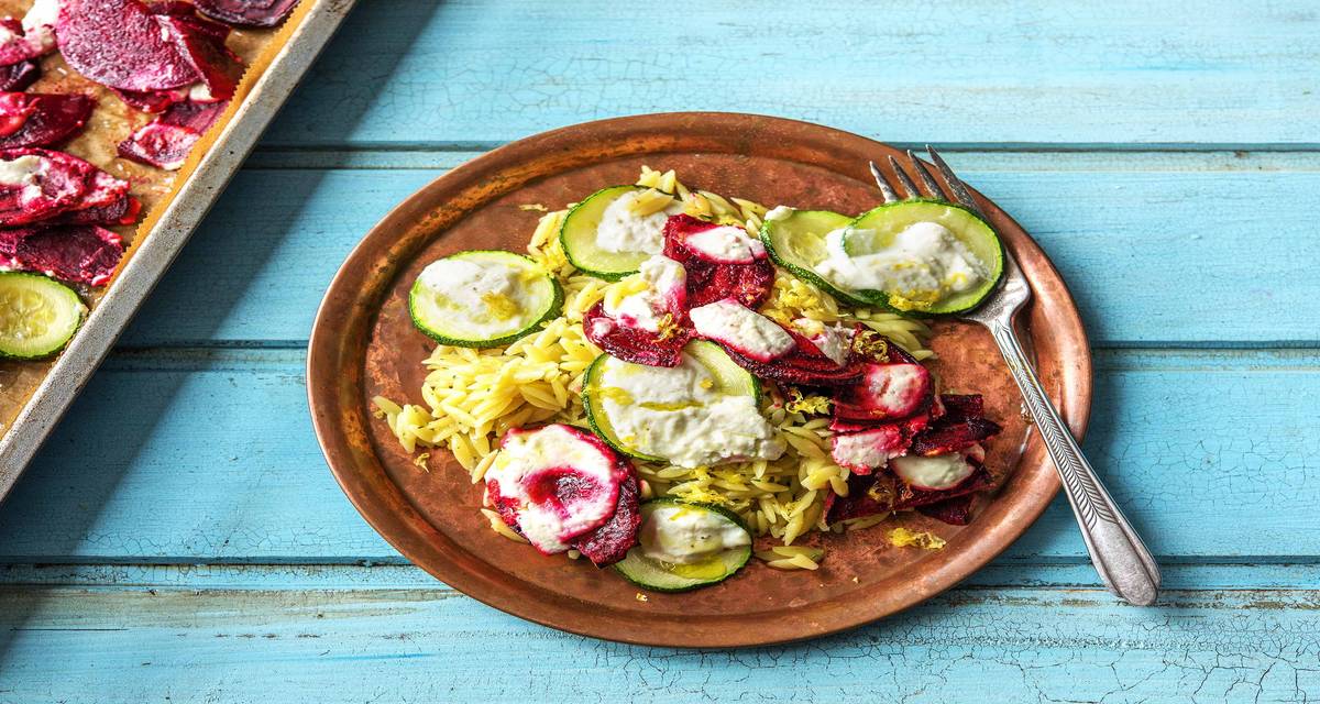 Orzo aux légumes rôtis et à la ricotta Avec des carottes et des betteraves rouges cuites au four