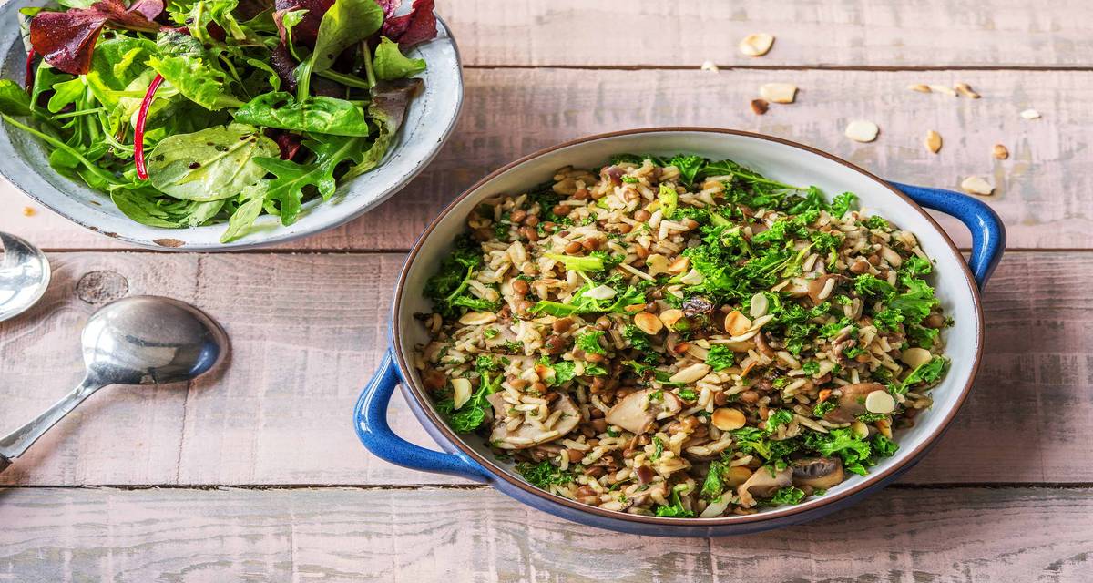 Riz épicé aux amandes avec lentilles et chou frisé Avec des herbes fraîches : menthe, coriandre et persil