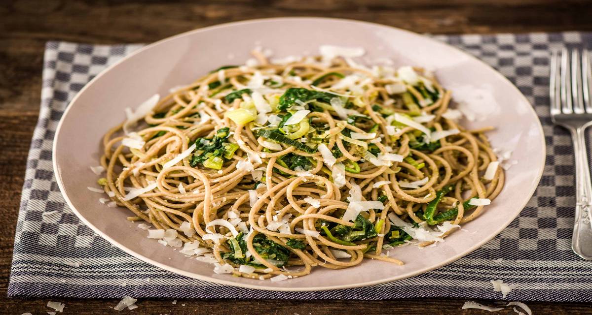 Spaghetti complets, sauce aux épinards et au poireau, grana padano