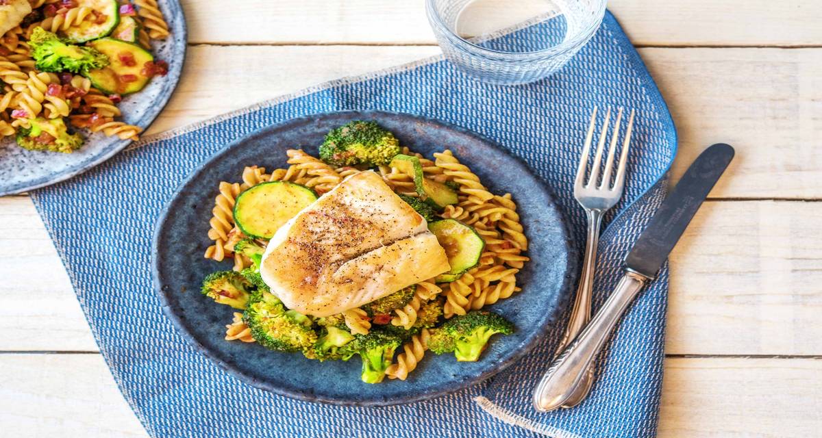 Perche du Nil aux légumes italiens À la tapenade de tomates et aux fusilli complets