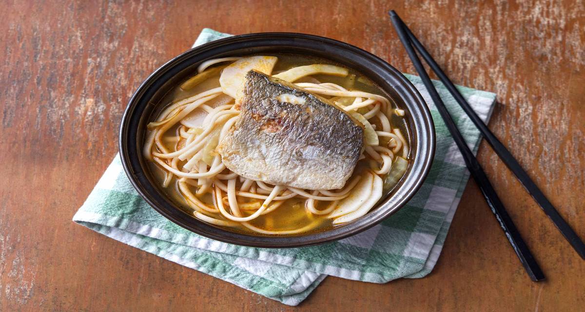 Soupe au curry thaïe, radis noir et au poisson Avec du fenouil et des nouilles udon