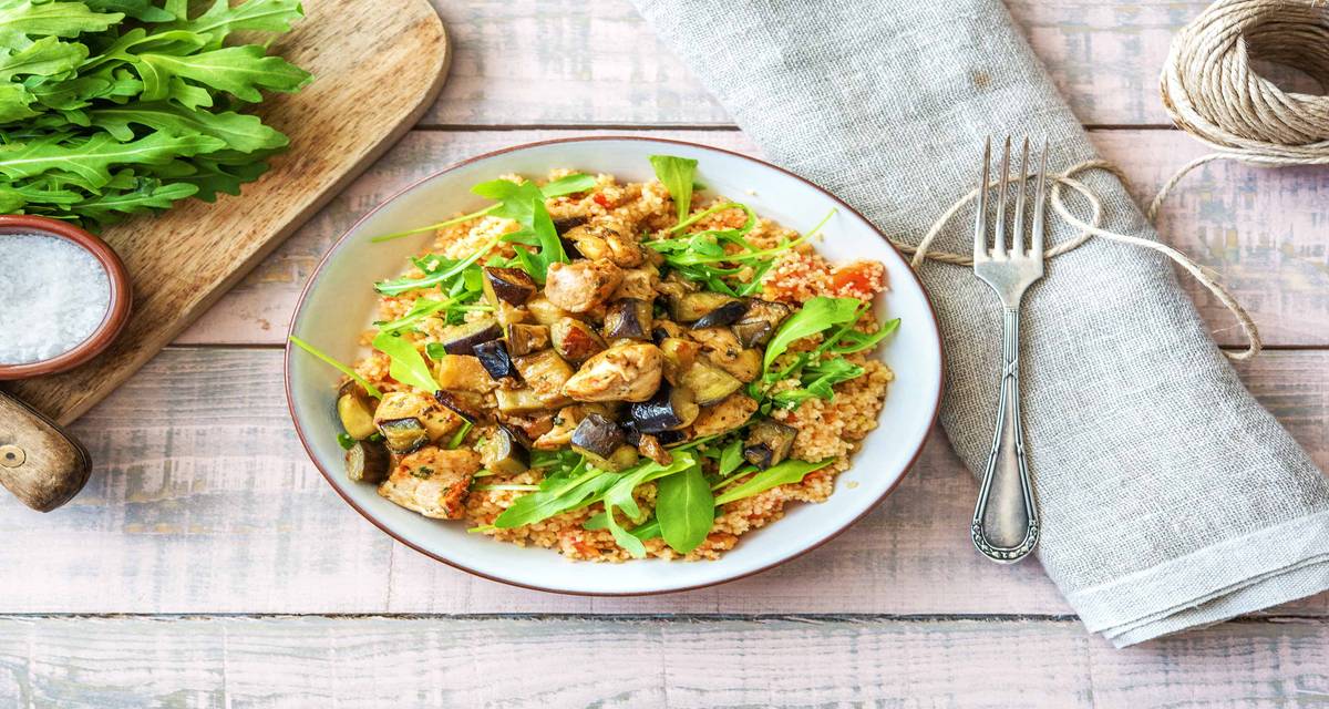 Couscous à l'émincé de poulet mariné Avec de la salade mixte, de la tomate et des champignons