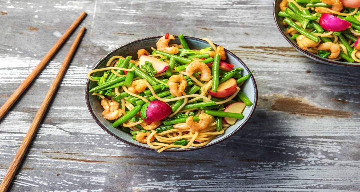 Crevettes aux nouilles, à la citronnelle et aux légumes Avec des radis sautés