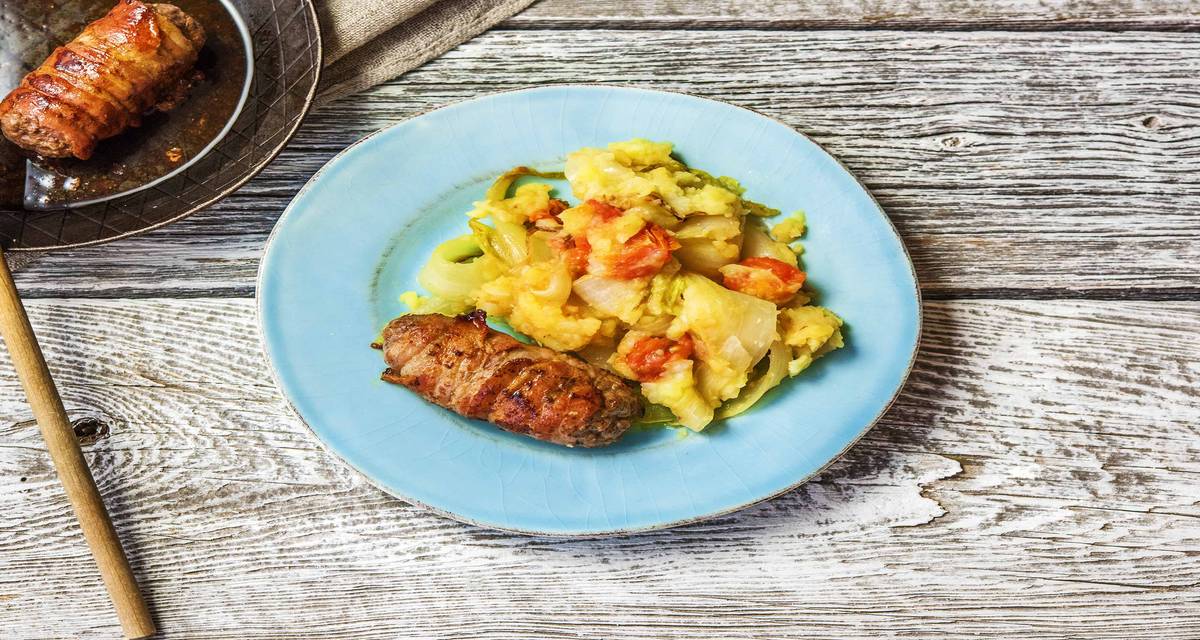 Purée de topinambours et oiseaux sans tête faits maison Avec des chicons et des tomates cerises