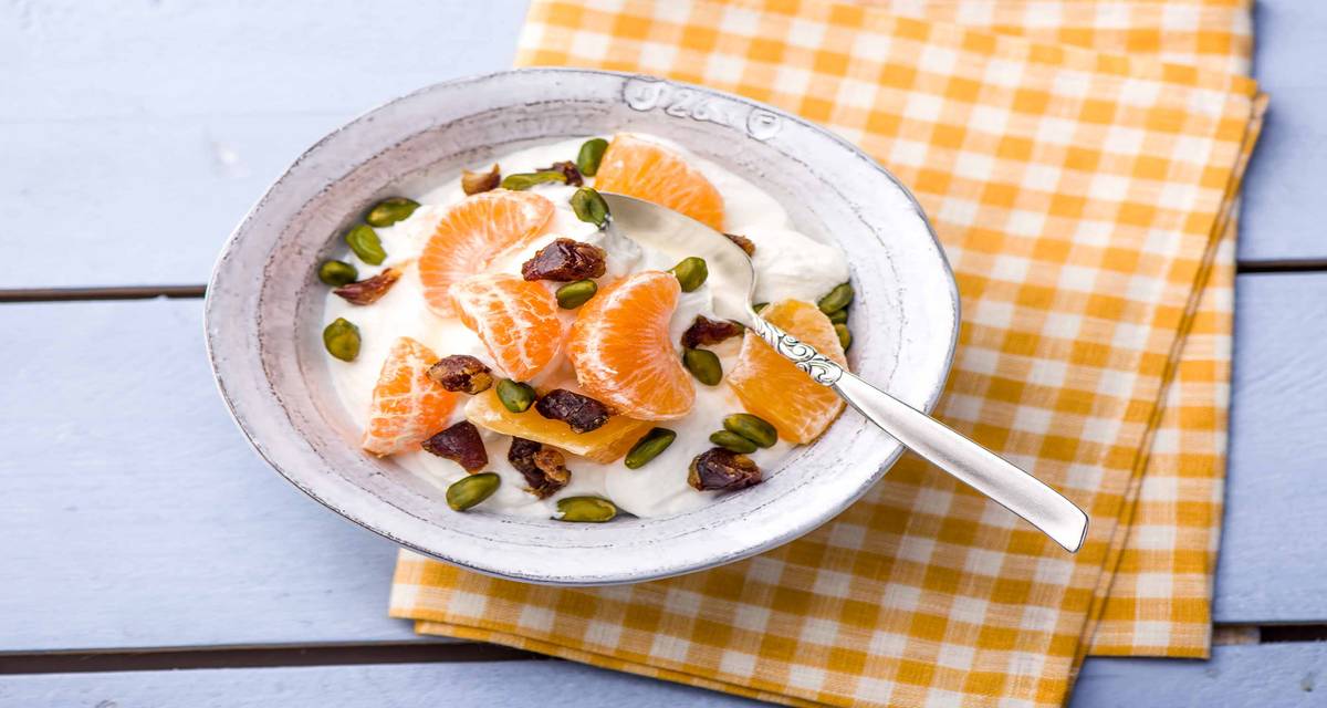 Fromage blanc entier aux agrumes, aux pistaches et aux dattes