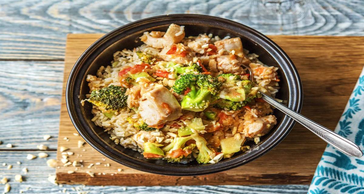 Mijoté de poisson, tomate, brocolis et riz Avec du curcuma et des noix de cajou