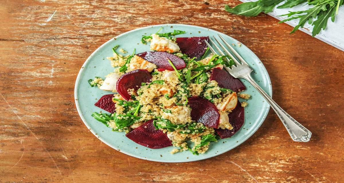 Salade de quinoa, graines de lin, poulet et betteraves Avec le piquant de la roquette