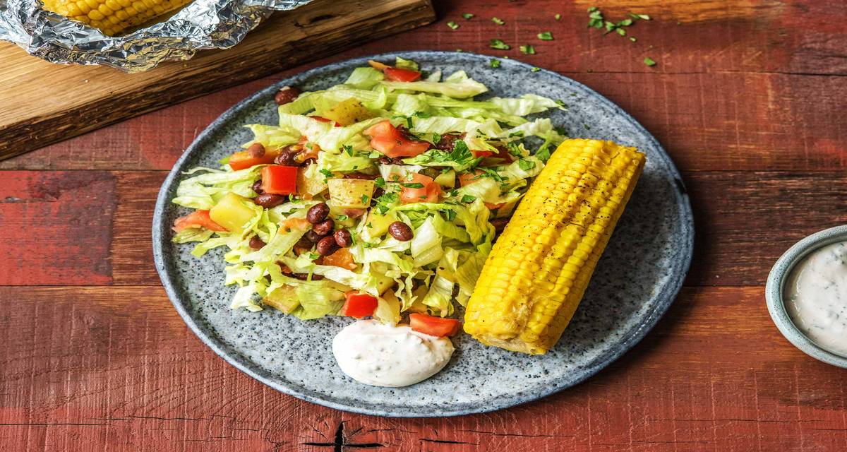 Salade mexicaine, maïs et salade fraîche Avec des pommes de terre, du yaourt et de la coriandre fraîche