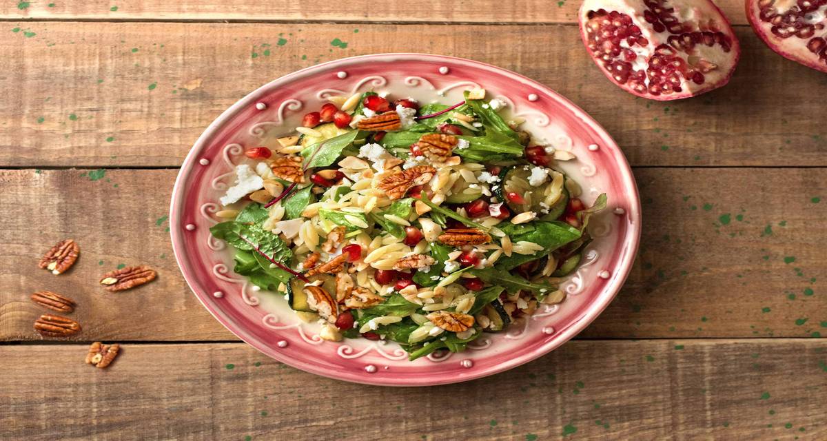 Salade d'orzo, courgettes grillées et feta Avec la fraîcheur des graines