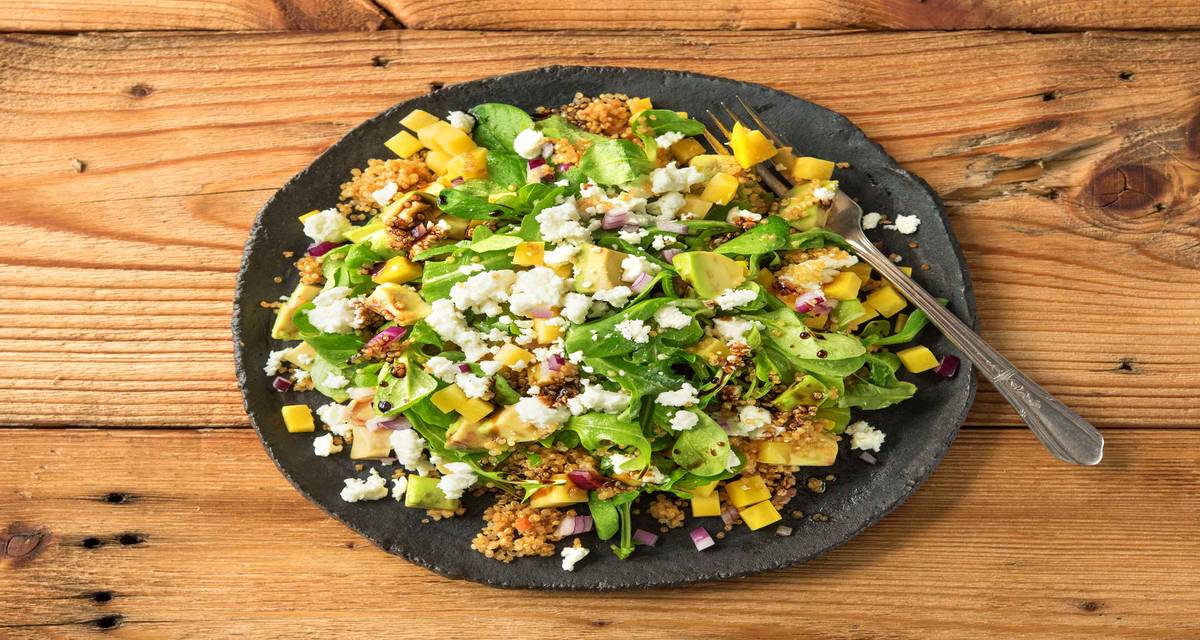 Salade de quinoa chaude aux betteraves jaunes et à l'avocat Avec de la feta crémeuse