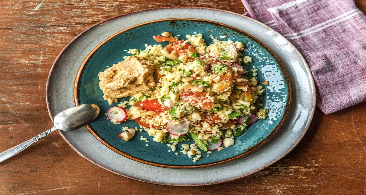 Couscous et radis au houmous Avec des radis à pointe blanche