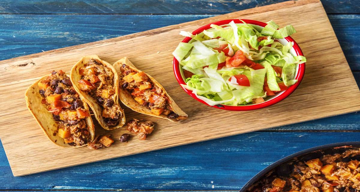 Tacos mexicains au thon Accompagnés d'une salade iceberg fraîche et sucrée