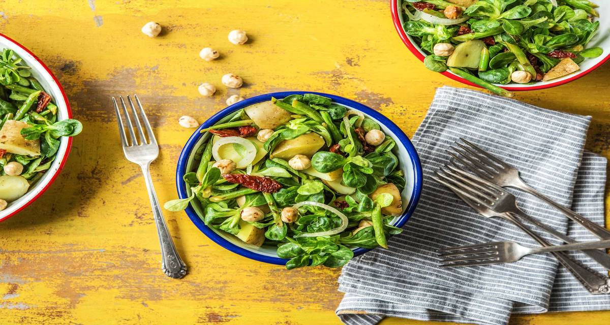 Salade de grenailles chaude aux tomates séchées et aux noisettes Avec des haricots verts et de la mâche