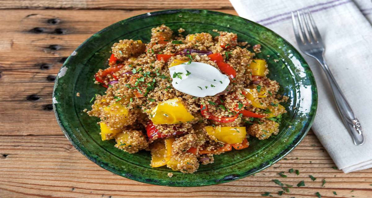 Quinoa et légumes au four Avec des amandes, du yaourt et de la coriandre fraîche