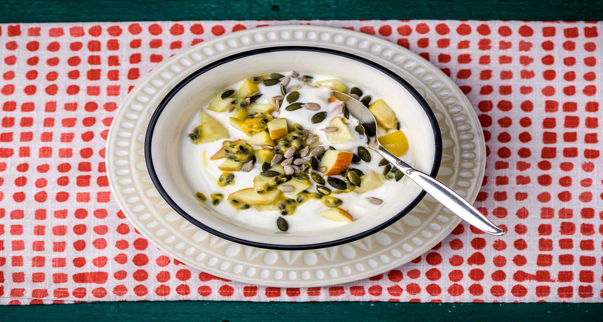 Yaourt bulgare au fruit de la passion Avec un mélange de graines de tournesol et de courge