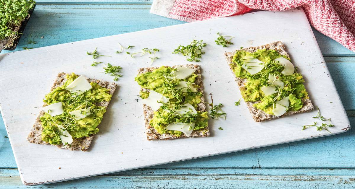 Crackers riches en fibres à l'avocat Aux copeaux de chèvre et au cresson