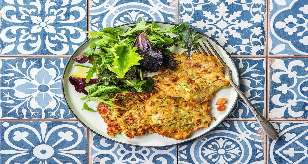 Crêpes salées aux courgettes râpées et aux lardons Avec du gruyère et de la tomate
