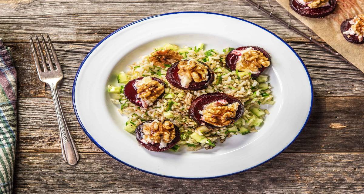 Salade de riz tiède aux betteraves rôties et au chèvre Avec des noix et du miel