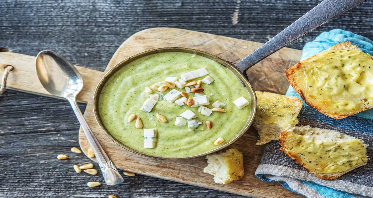 Velouté de brocolis Avec du danablu et une ciabatta au fromage frais