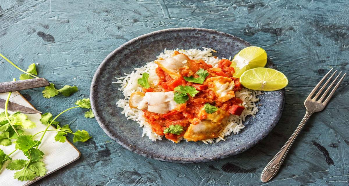 Mijoté de poisson à la brésilienne Avec du riz, du citron vert et de la coriandre fraîche