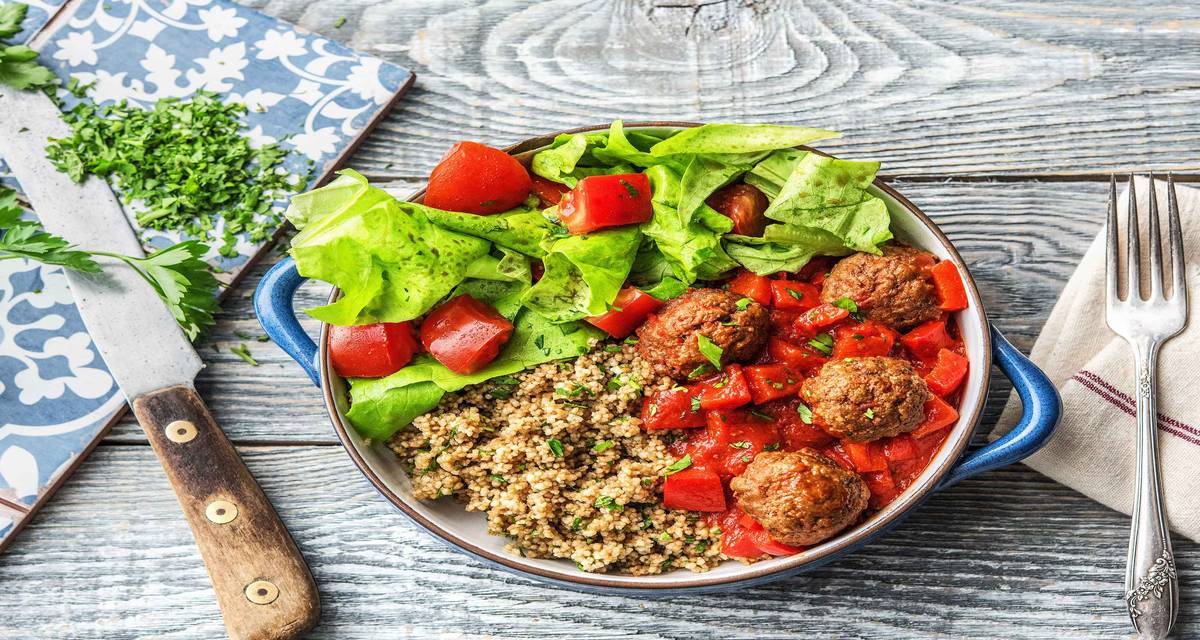 Couscous aux boulettes de viande Avec une salade tout en fraîcheur