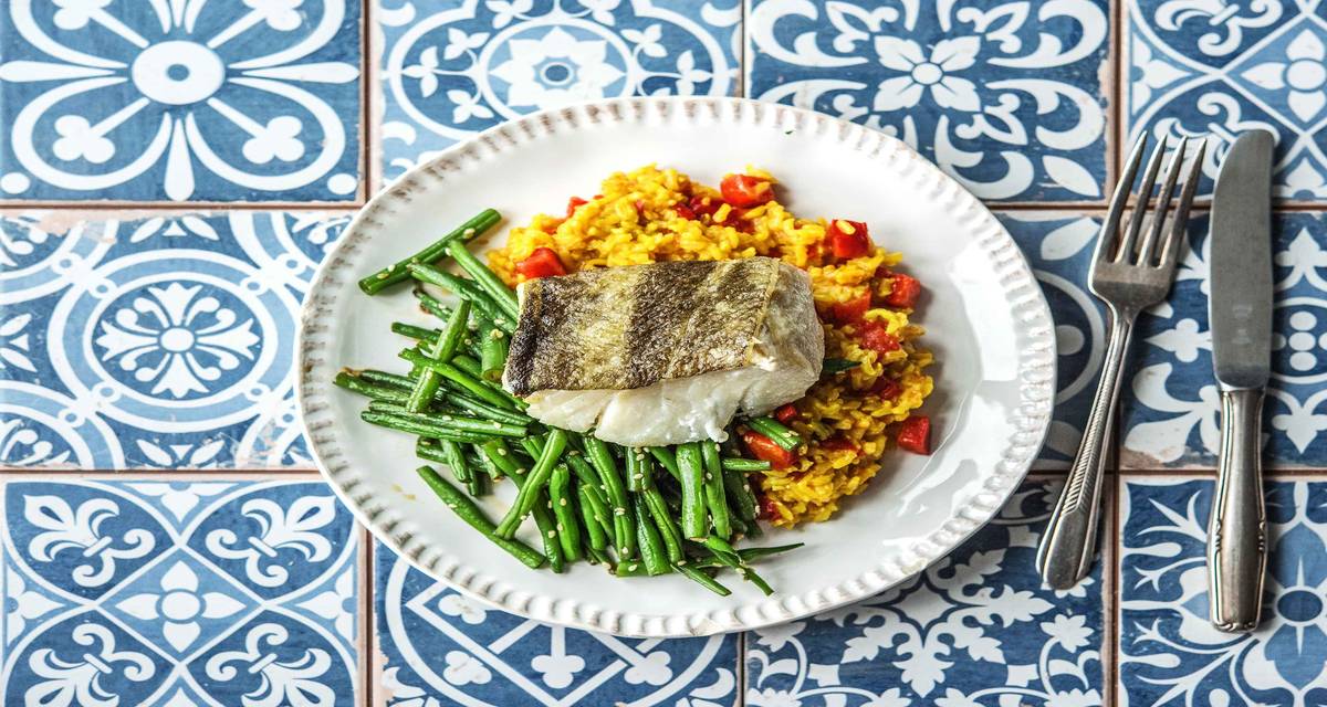 Cabillaud et légumes épicés Avec du riz, des haricots verts et des graines de sésame