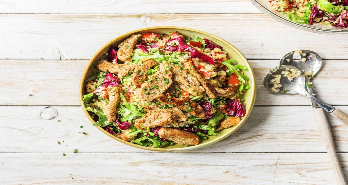 Taboulé méditerranéen à l’émincé de filet de porc Avec de la coriandre, du persil et de la menthe