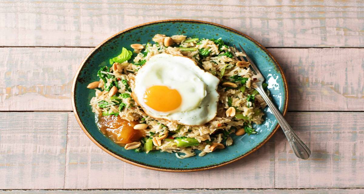 Nasi asiatique aux épinards Avec du riz basmati, du chutney de mangue, un œuf au plat et des cacahuètes