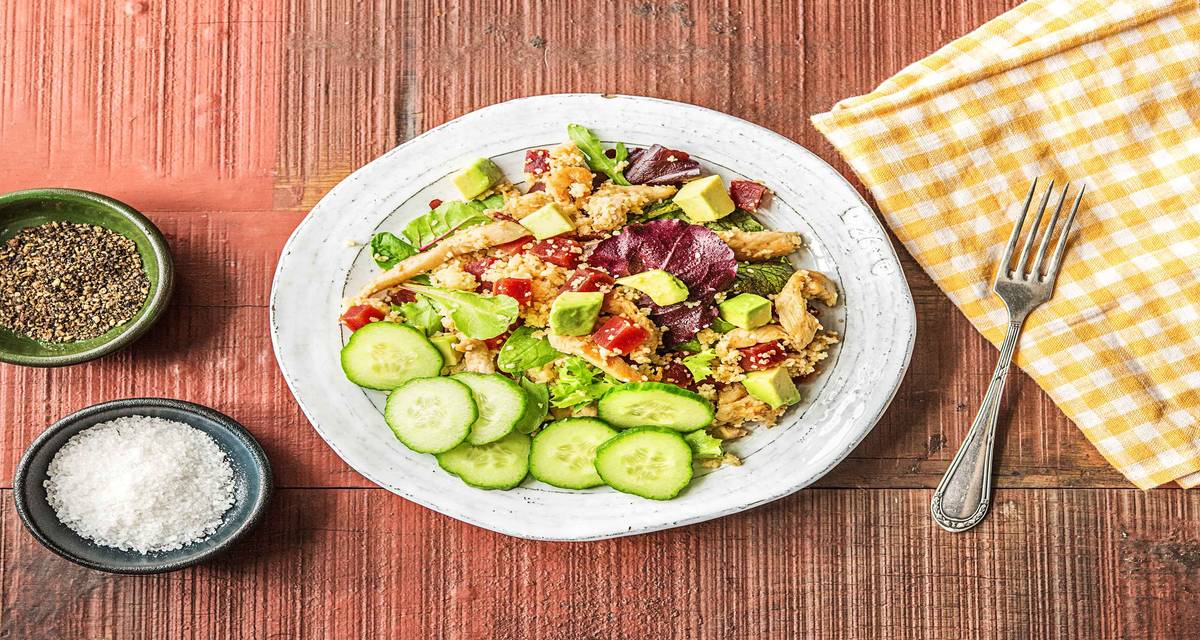 Boulgour à la méditerranéenne et gyros de poulet Avec des betteraves rouges, de l’avocat, du concombre et du mesclun