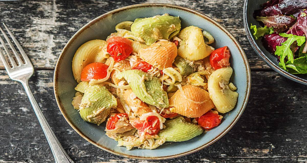 Trio de conchiglie au pesto et sauce au thon Avec des tomates cerises et du mesclun