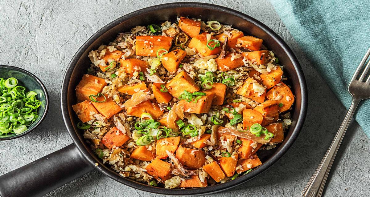 Riz de chou-fleur au maquereau fumé et aux patates douces Avec du piment rouge et du cumin