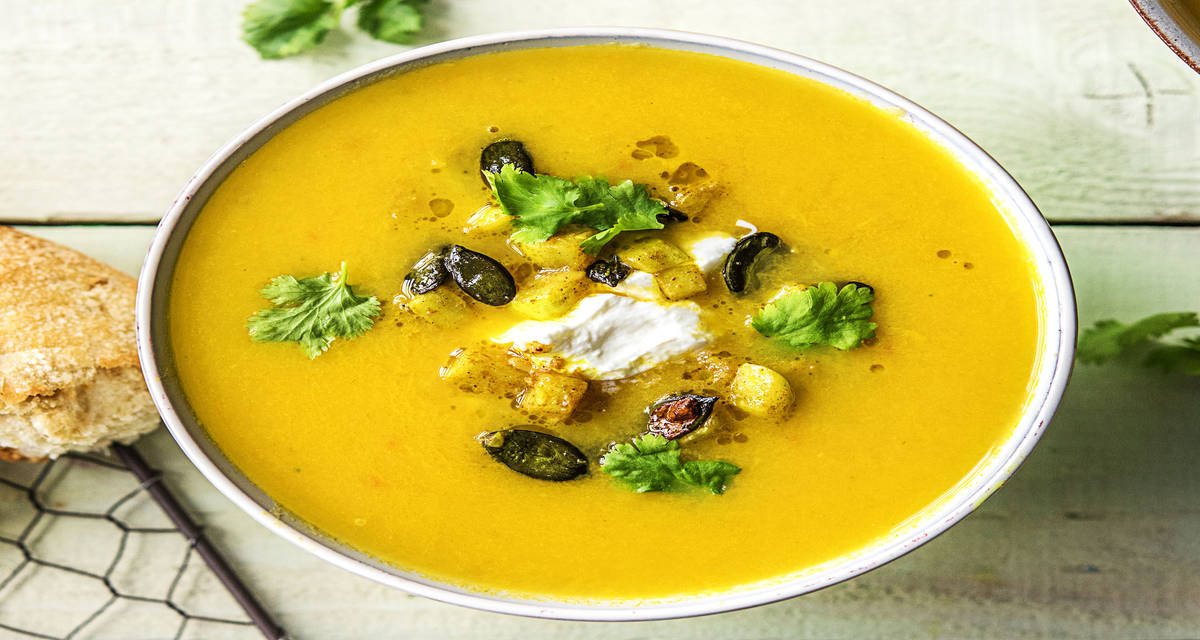 Soupe fenouil-carotte et garniture épicée Avec du yaourt, du gingembre et du pain au curcuma