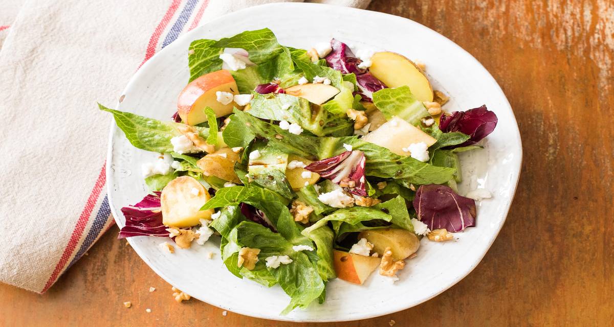 Salade de grenailles à la pomme et au chèvre Avec des noix, du miel et une salade de radicchio