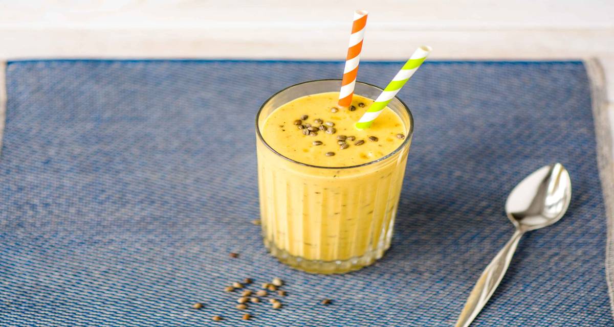 Smoothie à la mangue Avec des graines de chanvre