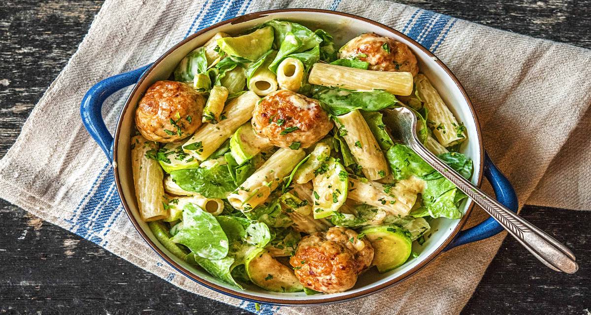 Pâtes crémeuses et boulettes de hachis de poulet Avec du pourpier et de la courgette blanche