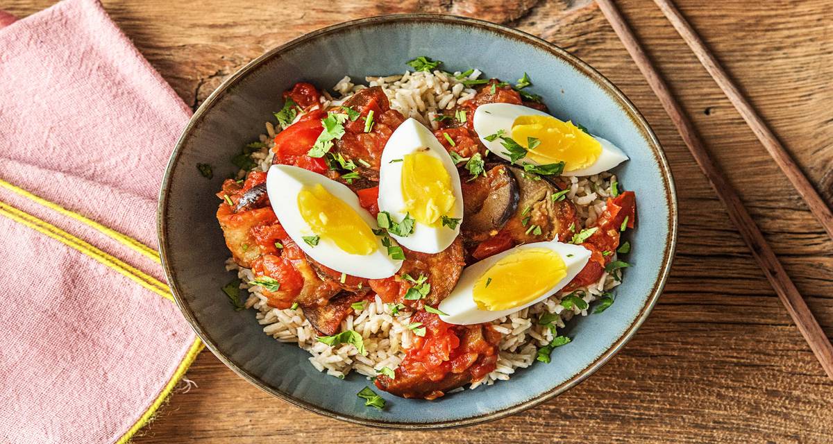 Poêlée d'aubergines à l'indonésienne Avec du riz, de l’œuf, de la tomate et des aubergines